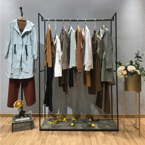 意識流風格服飾熱潮 中老年女裝地攤批發(fā)市場的新動向